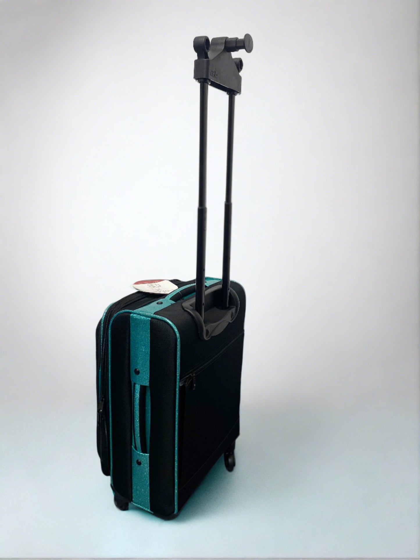 Solo™ Carry-On with uHide® Extendable Garment Rack