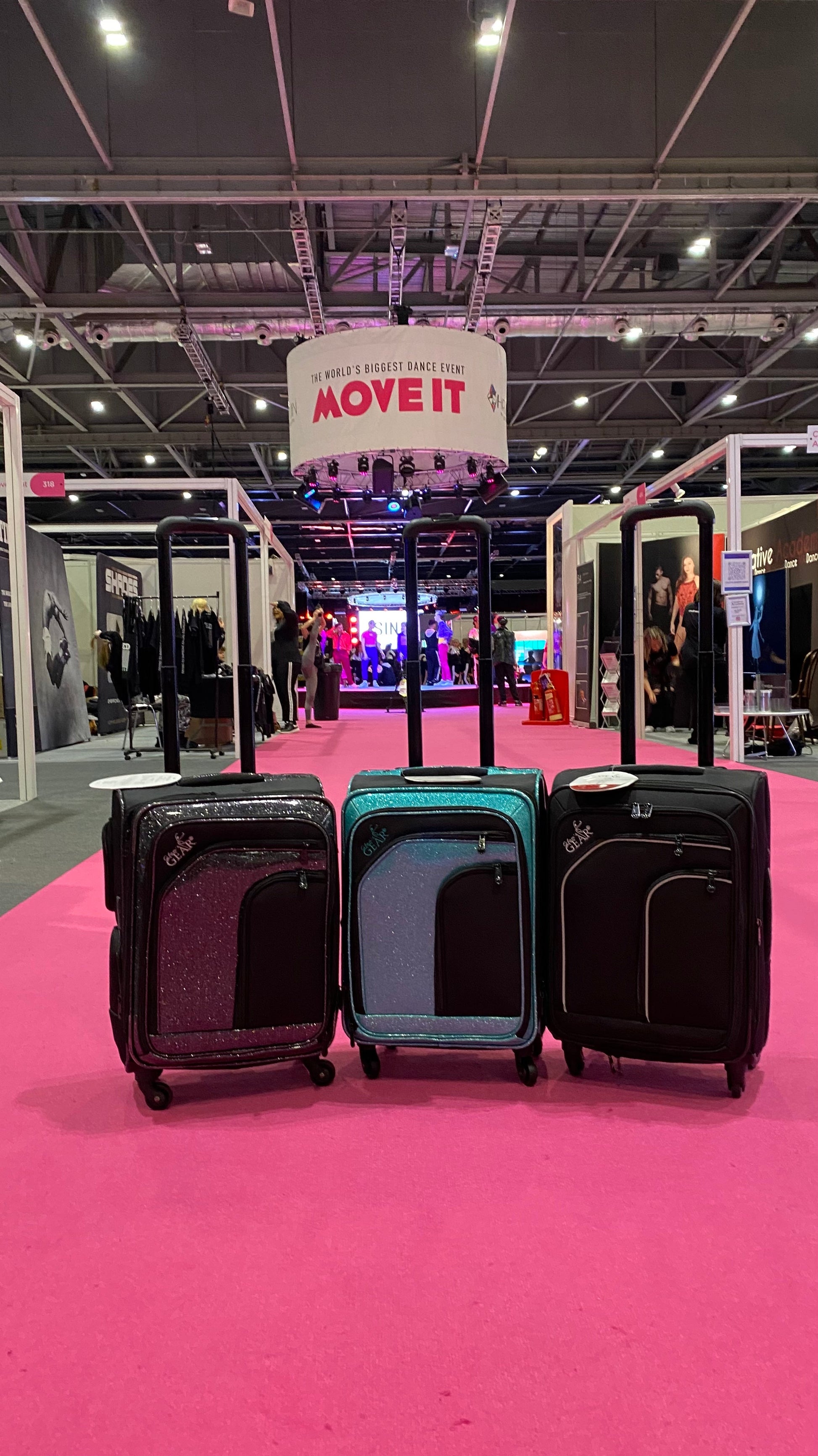 Glam'r Gear® Solo™ Carry-On with uHide® Extendable Garment Rack - Glamr Gear